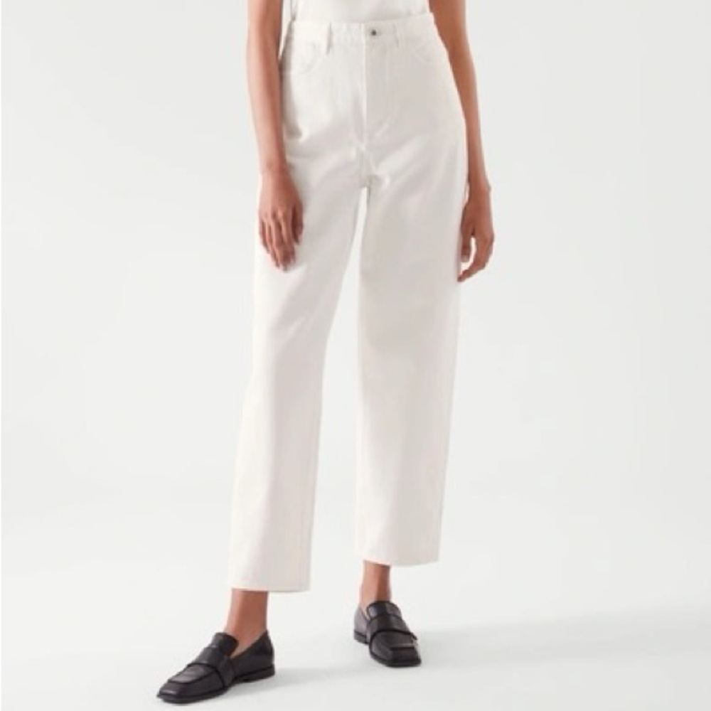 Like new! COS Arch white tapered high rise jeans, size 28